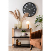 Wanduhr New Classic Large im modernen Wohnzimmer