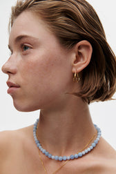 Nahaufnahme Blue Sky Halskette Silber mit blauen Achatsteinen von Pernille Corydon