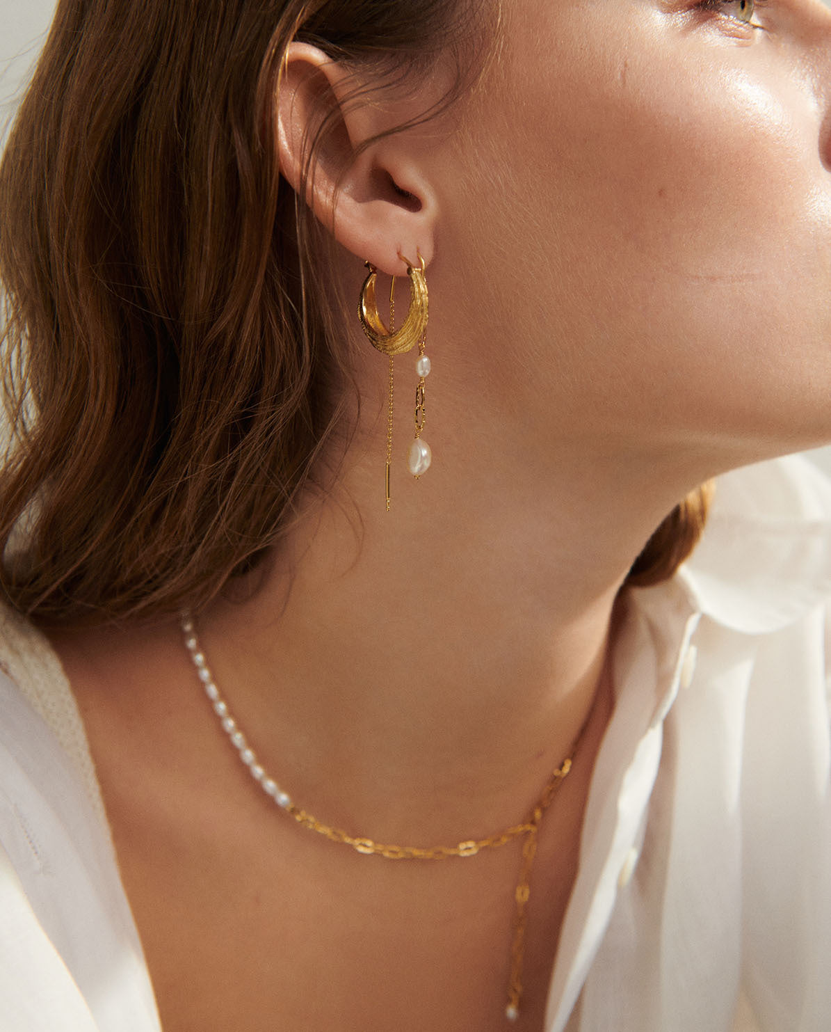 Goldene Coastline Ohrringe getragen, nachhaltiger Schmuck aus recyceltem Silber