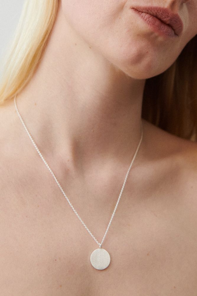 Model trägt Halskette Coin Gold von Pernille Corydon