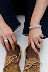 Elegantes Blue Sky Armband aus vergoldetem recyceltem Silber mit blauen Achatsteinen am Model
