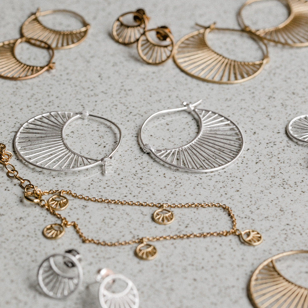 Daylight Ohrringe Gold 22 mm von Pernille Corydon – schräge Nahaufnahme