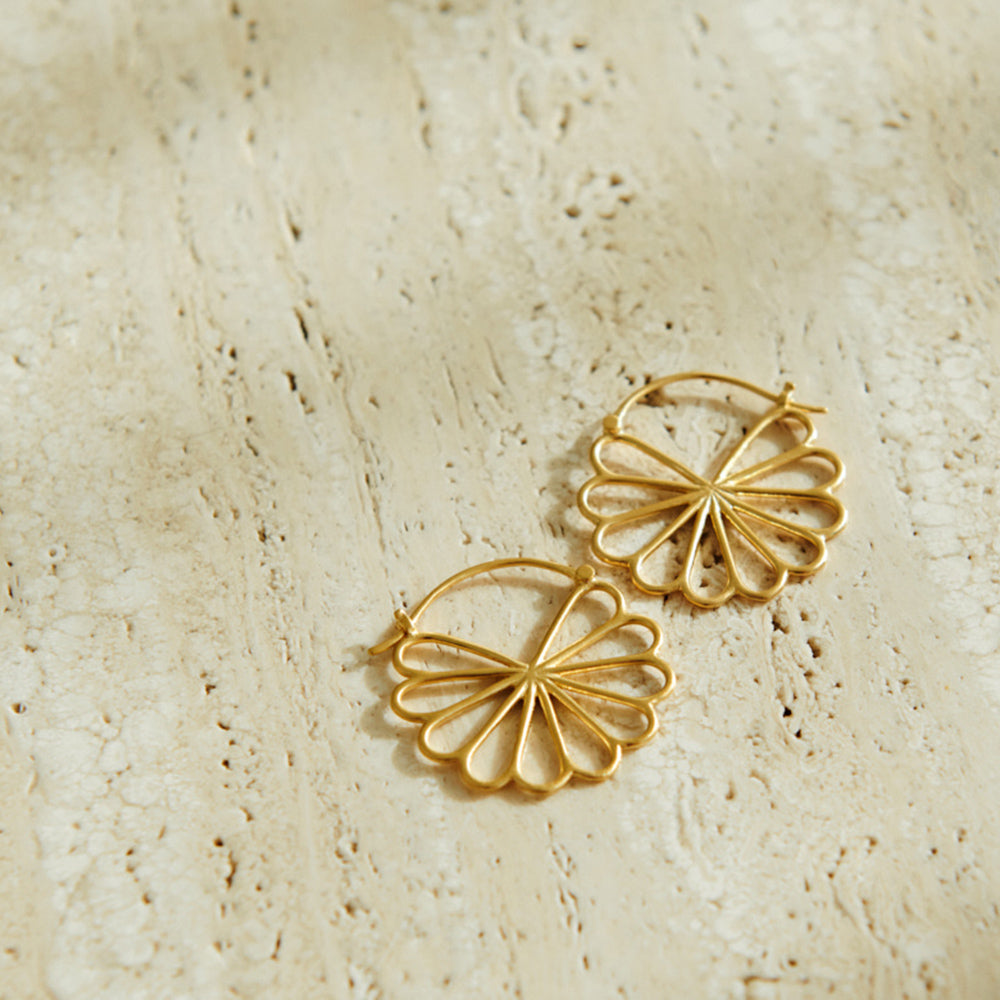 Bellis Ohrringe Gold von Pernille Corydon dekorativ inszeniert – florales Schmuckdesign