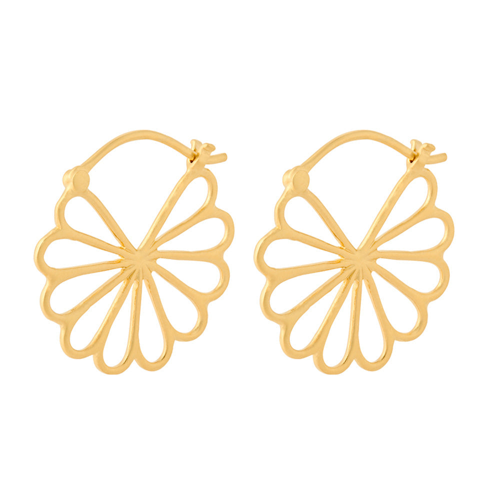 Goldene Bellis Ohrringe von Pernille Corydon in Schrägansicht – inspiriert von Gänseblümchen
