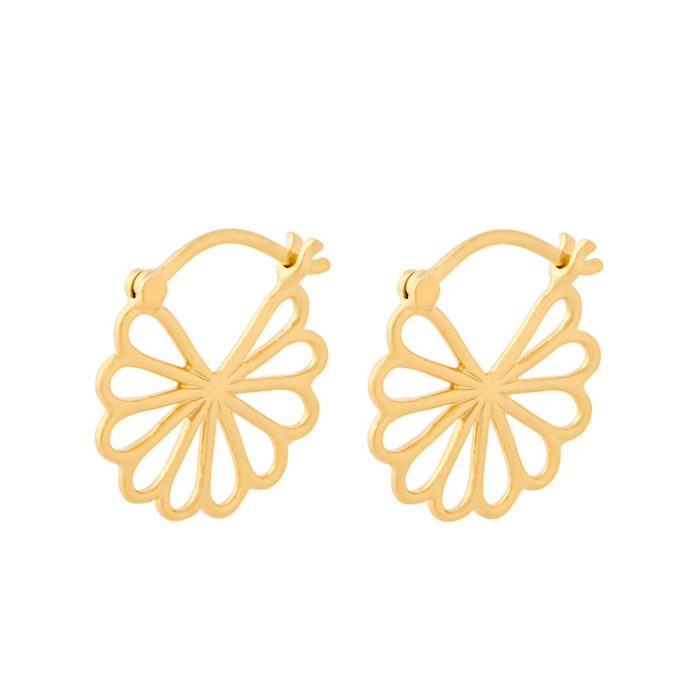 Schrägansicht der Small Bellis Ohrringe Gold von Pernille Corydon – zartes Design, nachhaltig gefertigt