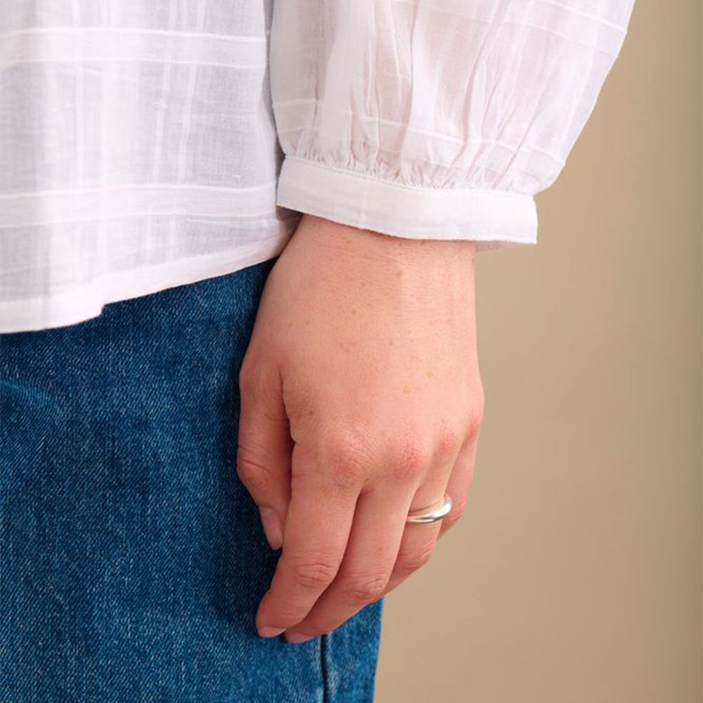 Nahaufnahme Globe Ring Silber – minimalistisches Design
