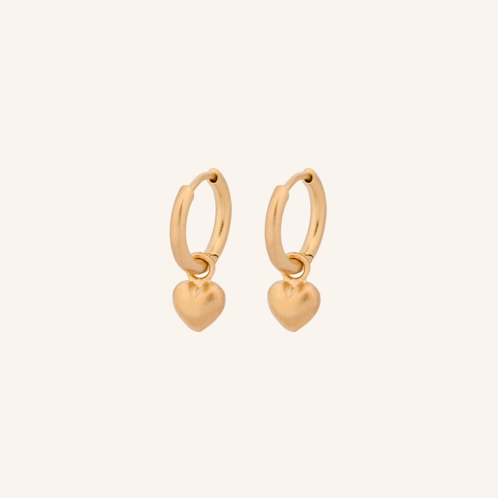 Heart Huggies Ohrringe Gold mit herzförmigem Anhänger von Pernille Corydon – Frontansicht