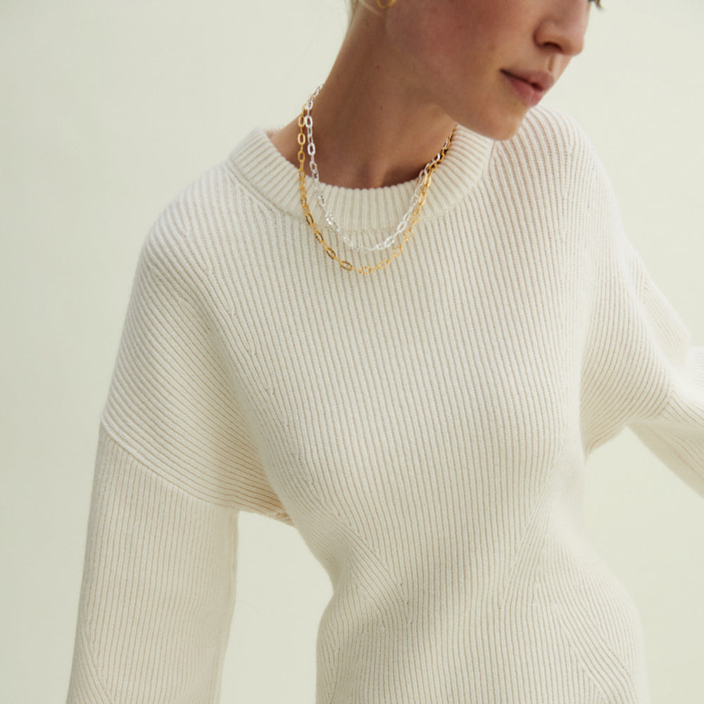Model trägt Ines Halskette Silber von Pernille Corydon – minimalistischer Look