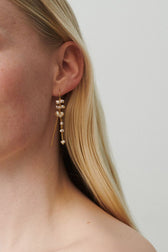 Ocean Treasure Ohrketten Gold getragen – maritimer Schmuck mit Perlen