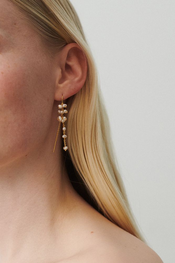 Ocean Treasure Ohrketten Gold getragen – maritimer Schmuck mit Perlen
