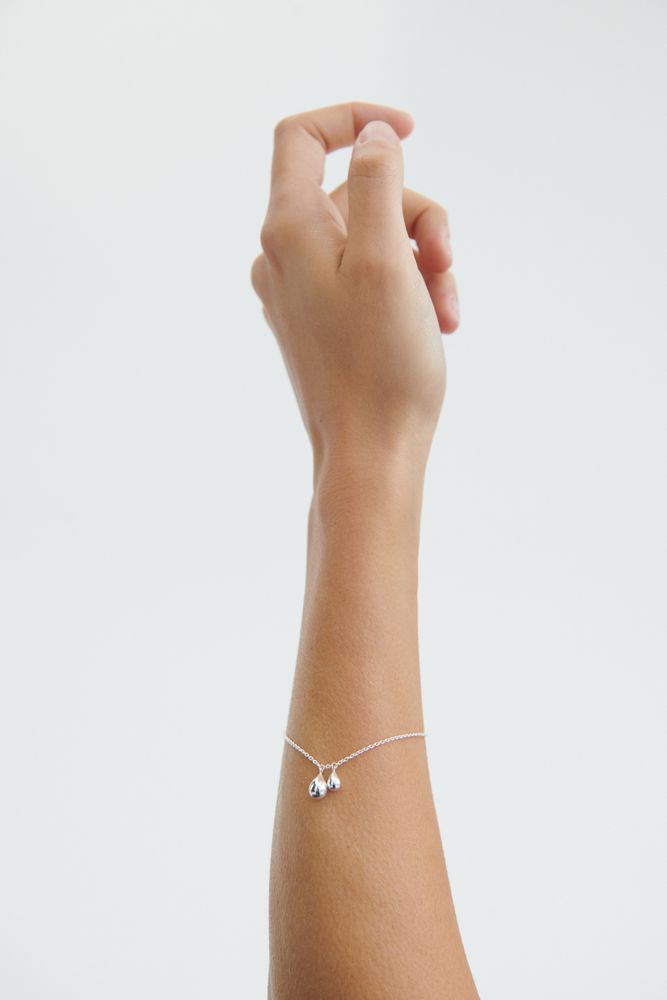 Nahaufnahme Armband Rain Gold mit Tropfenanhängern