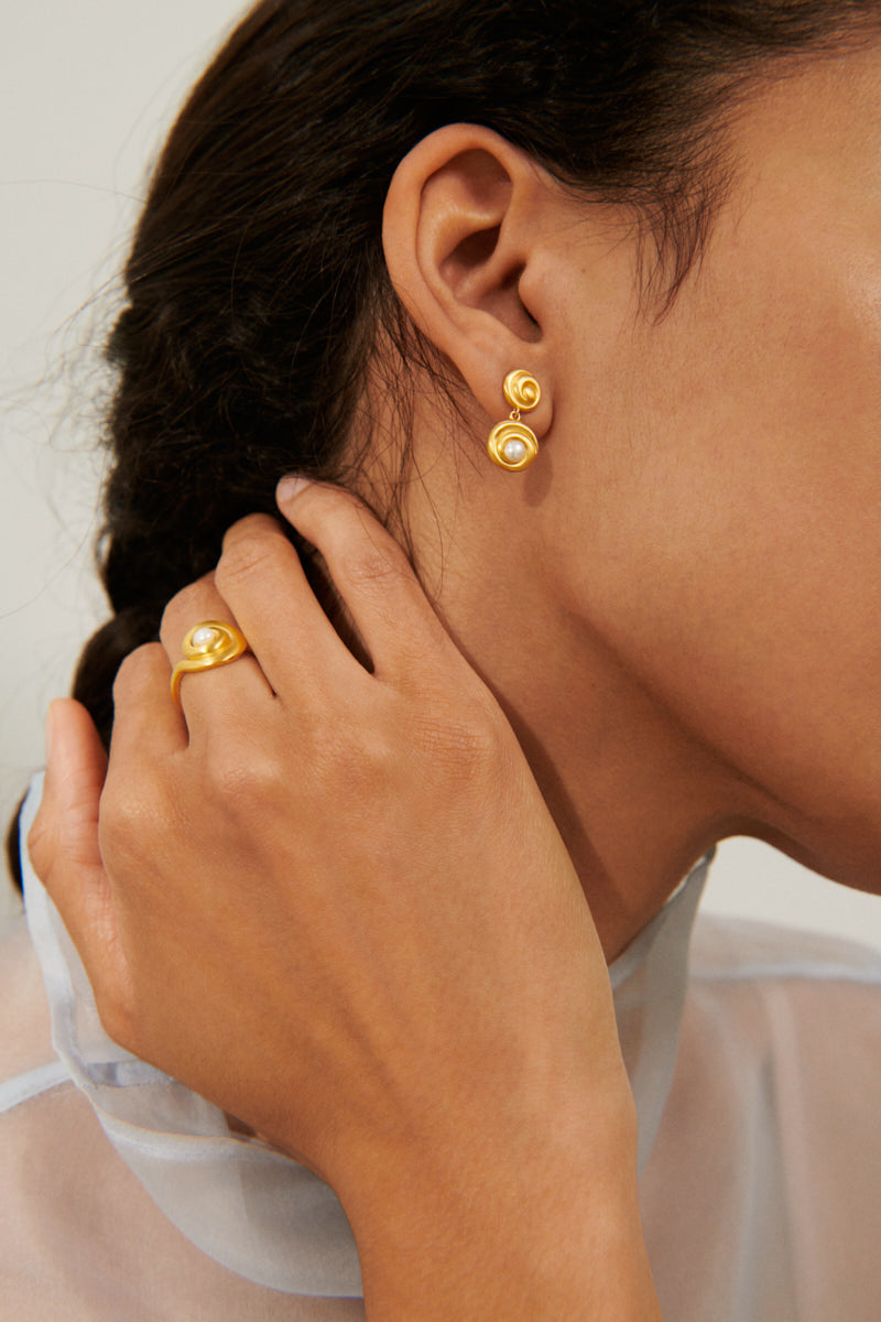 Nahaufnahme Shell Flower Goldring mit schimmernder Süßwasserperle