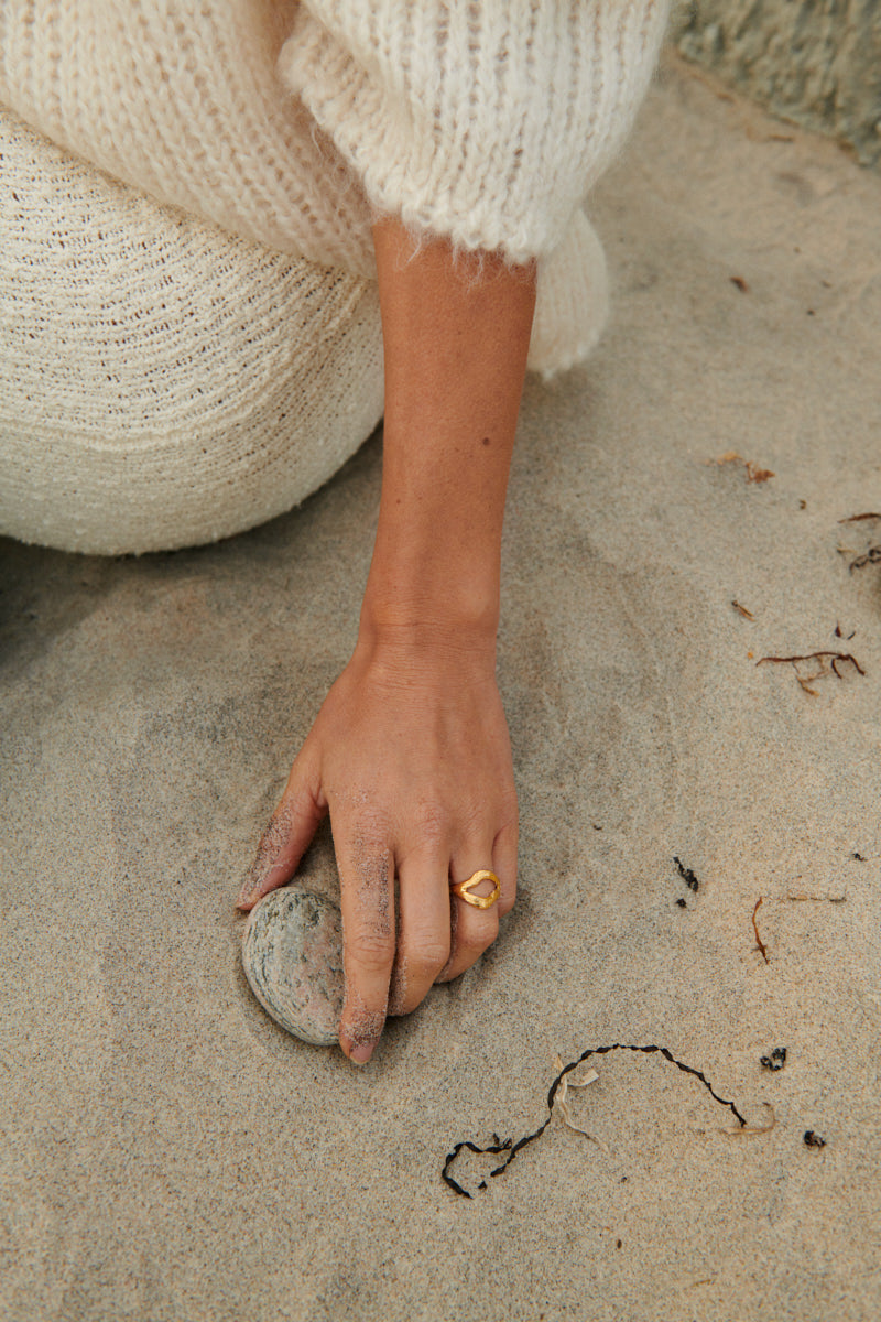 Model trägt Flowing Dreams Ring Gold – eleganter Look
