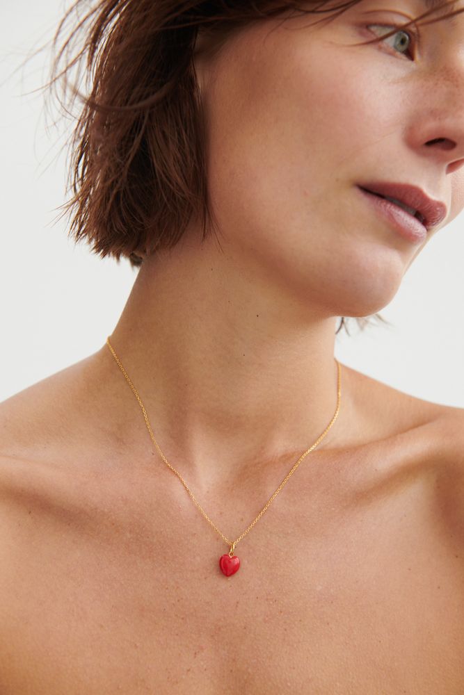Model trägt Valentine Herz-Anhänger Gold von Pernille Corydon – edler Look