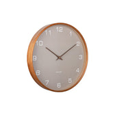 Schrägansicht der grauen Wanduhr Acento mit Holzgehäuse