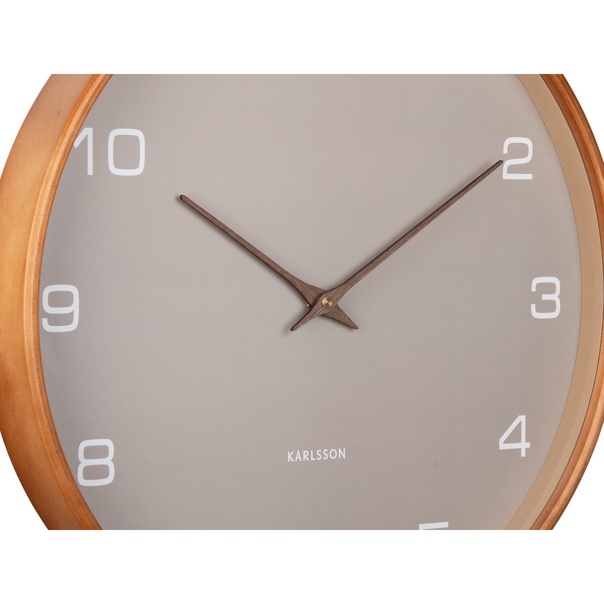 Nahaufnahme der grauen Zifferblatt-Oberfläche der Acento Uhr