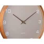 Nahaufnahme der grauen Zifferblatt-Oberfläche der Acento Uhr