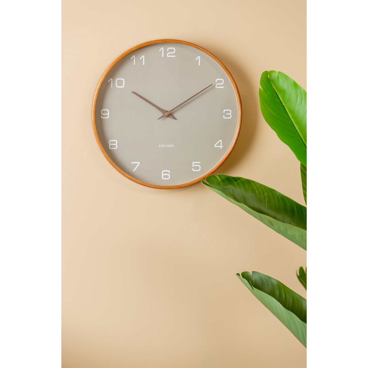 Acento Wanduhr in Grau im Wohnzimmer – modernes Wanddesign