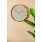 Acento Wanduhr in Grau im Wohnzimmer – modernes Wanddesign