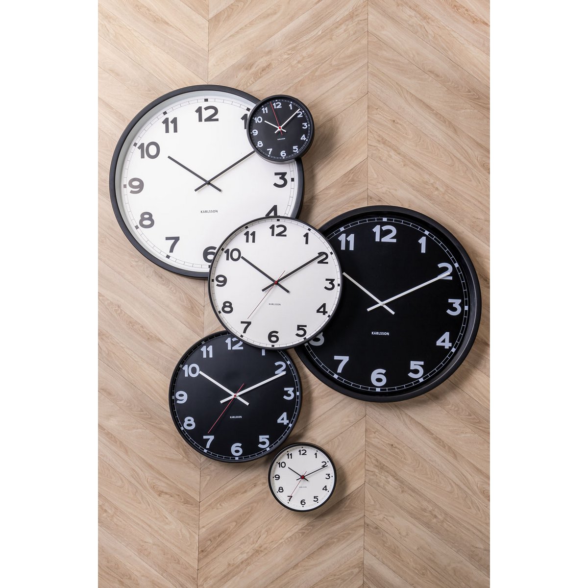 Karlsson New Classic Small Wanduhr im Homeoffice an der Wand
