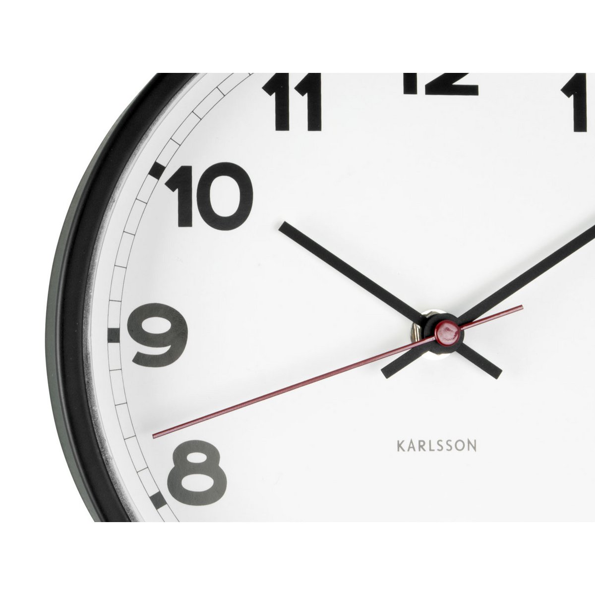 Detailansicht des weißen Metallrahmens der Karlsson New Classic Uhr
