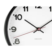 Detailansicht des weißen Metallrahmens der Karlsson New Classic Uhr