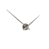 Schrägansicht der Little Big Time Wanduhr – modernes Design von Karlsson