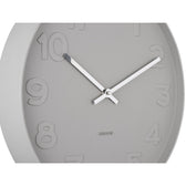 Detailansicht der Zahlen und Zeiger der Karlsson Wanduhr Mr. Grey