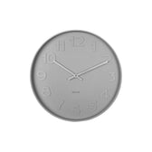 Frontansicht der Karlsson Wanduhr Mr. Grey mit klaren Zahlen, 40 cm