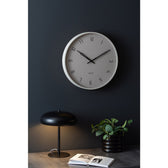 Wanduhr Stark von Karlsson im Interieur – modern, grau, minimalistisch